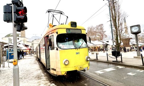 バシチャルシャ駅前